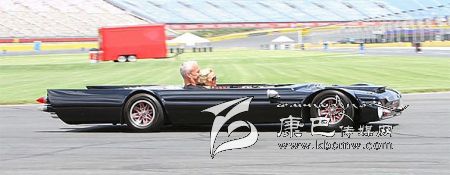 世界上最“扁”的汽車(chē) 躺著(zhù)開(kāi)！