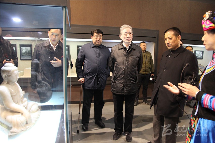 州委中心學(xué)習組赴雅安眉山成都阿壩學(xué)習考察掠影