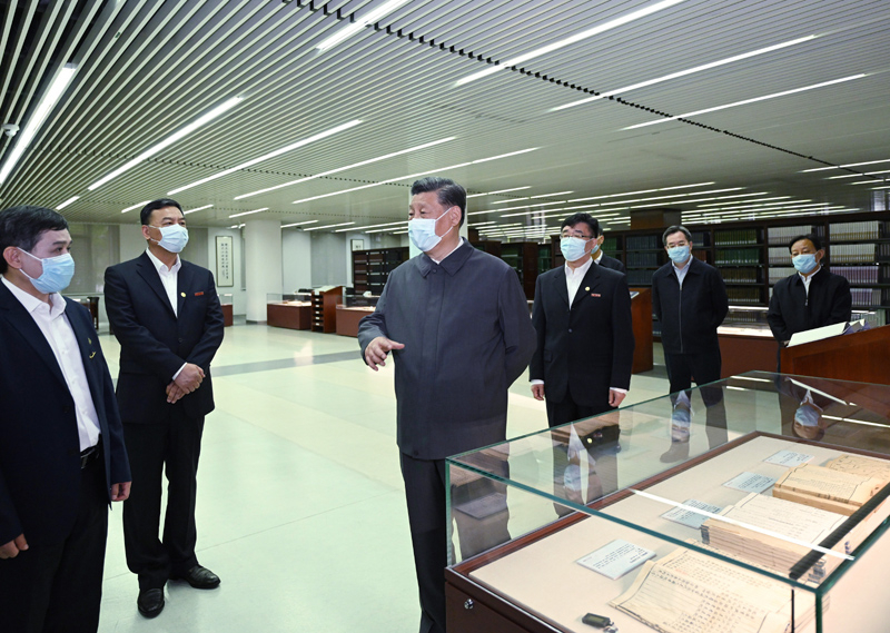 2022年4月25日，習近平來(lái)到中國人民大學(xué)考察調研。這是他在圖書(shū)館考察。