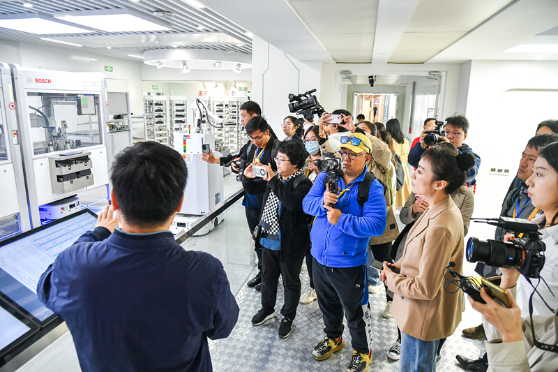 2023年10月16日，第三屆“一帶一路”國際合作高峰論壇新聞中心組織中外記者采訪(fǎng)。記者在中德大廈內的博世未來(lái)工廠(chǎng)展區參觀(guān)，了解其高質(zhì)量創(chuàng  )新發(fā)展成果。