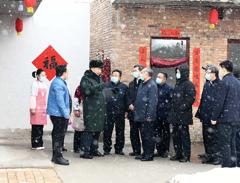 2022年1月26日，習近平總書(shū)記在山西霍州馮南垣村受災村民師紅兵家看望。
