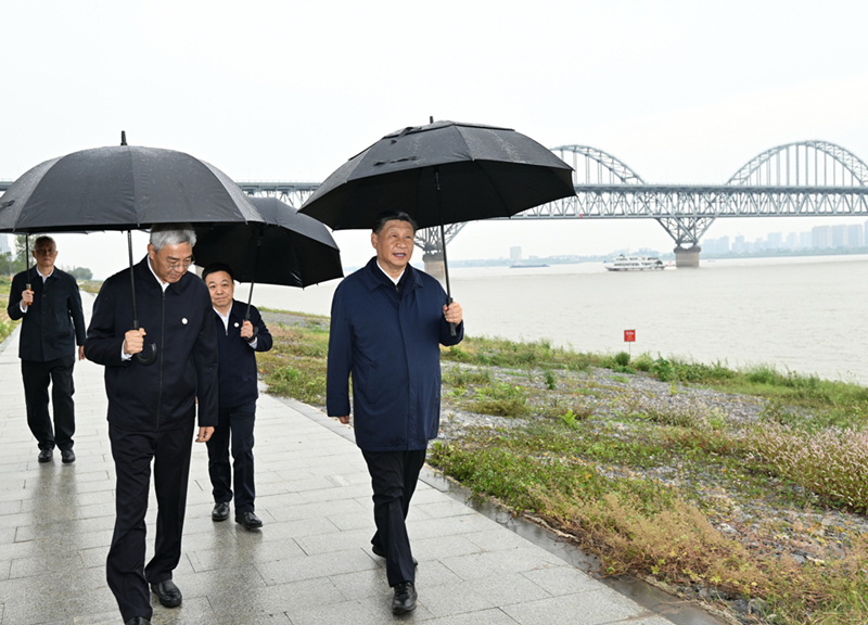 2023年10月10日，習近平在長(cháng)江國家文化公園九江城區段考察時(shí)，冒雨沿江堤步行察看沿岸風(fēng)貌。