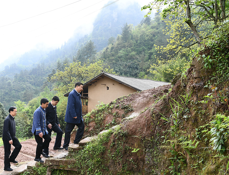 2019年4月15日，在石柱土家族自治縣中益鄉華溪村，習近平總書(shū)記踏著(zhù)濕滑的石階登上陡坡，前往貧困戶(hù)譚登周家看望。