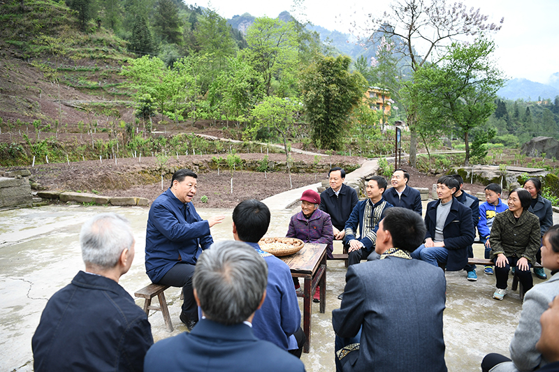 2019年4月15日，習近平總書(shū)記在重慶石柱土家族自治縣中益鄉華溪村同村民代表、基層干部、扶貧干部、鄉村醫生等圍坐在一起，共話(huà)脫貧攻堅。