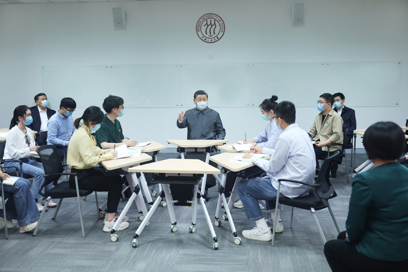 2022年4月25日，習近平總書(shū)記來(lái)到中國人民大學(xué)考察調研。這是總書(shū)記在立德樓觀(guān)摩思政課智慧教室現場(chǎng)教學(xué)并參與討論。