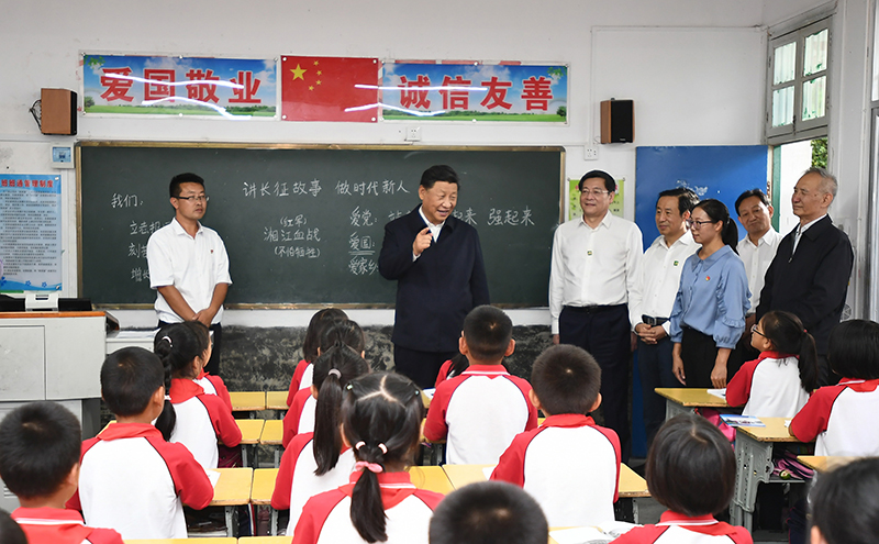 2020年9月16日，習近平總書(shū)記在湖南省郴州市汝城縣文明瑤族鄉第一片小學(xué)，同正在上思政課的同學(xué)們親切交流。