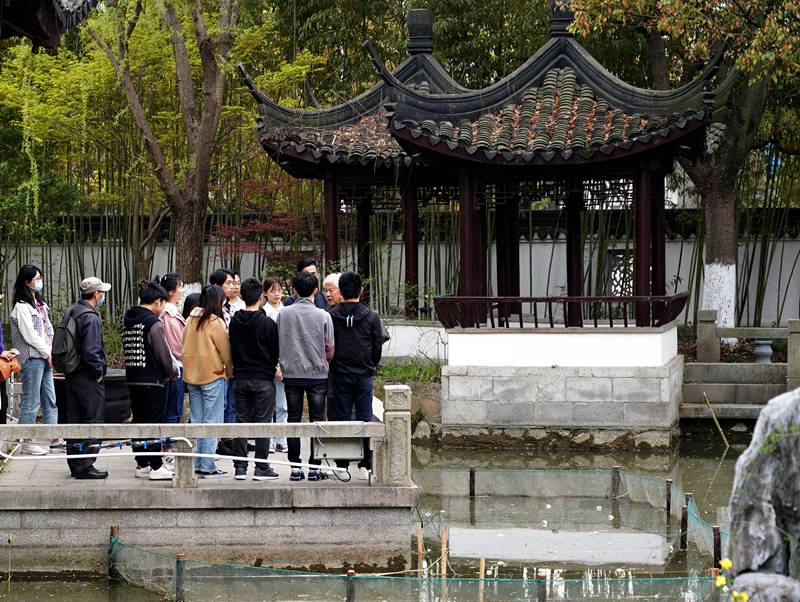 2021年3月30日，在上海交通大學(xué)南蘇園的“微型洱?！迸?，孔海南教授為學(xué)生們打造“沉浸式”思政課。