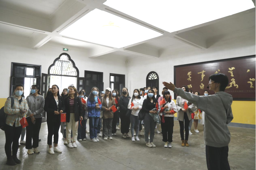 2021年5月20日，在喜迎中國共產(chǎn)黨建黨100周年之際，我校開(kāi)展了少數民族學(xué)生“學(xué)黨史、感恩黨、跟黨走”紅色研學(xué)活動(dòng)。
