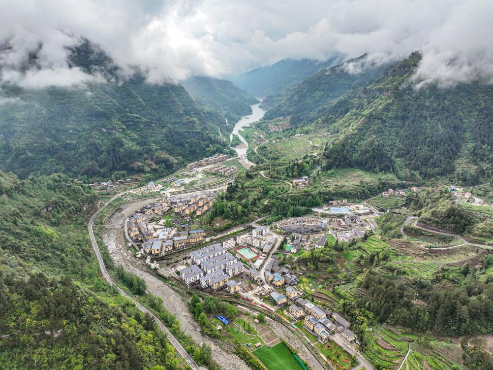 這是2024年4月11日拍攝的重慶石柱土家族自治縣中益鄉景色（無(wú)人機照片）。新華社記者 唐奕 攝