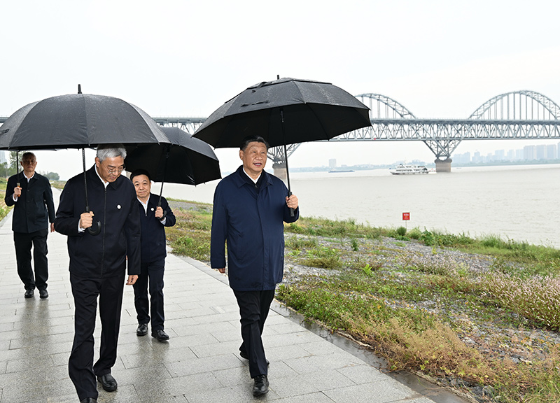 2023年10月10日至13日，中共中央總書(shū)記、國家主席、中央軍委主席習近平在江西考察。這是10日下午，習近平在長(cháng)江國家文化公園九江城區段考察時(shí)，冒雨沿江堤步行察看沿岸風(fēng)貌。新華社記者 謝環(huán)馳 攝
