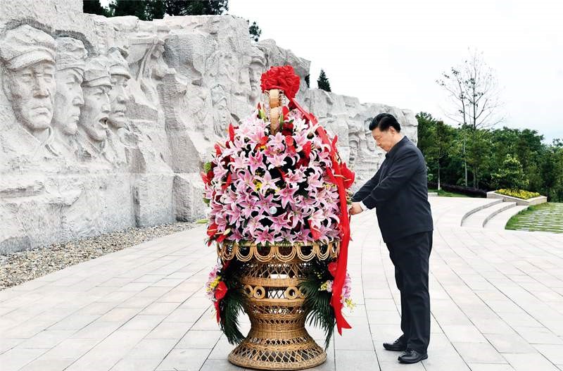 2021年4月25日至27日，中共中央總書(shū)記、國家主席、中央軍委主席習近平在廣西考察。這是25日上午，習近平在位于桂林市全州縣的紅軍長(cháng)征湘江戰役紀念園，向湘江戰役紅軍烈士敬獻花籃。 新華社記者 謝環(huán)馳/攝