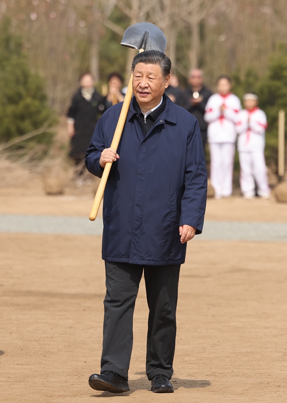 2024年4月3日，習近平總書(shū)記來(lái)到北京市通州區潞城鎮參加首都義務(wù)植樹(shù)活動(dòng)。
