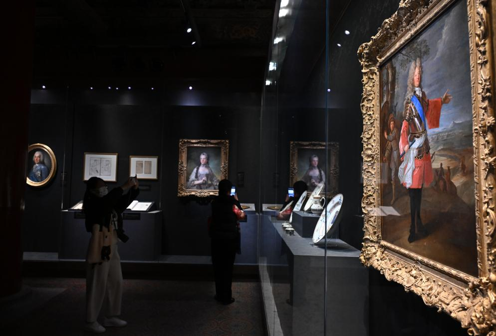 4月1日，作為中法文化旅游年的重要項目，“紫禁城與凡爾賽宮——17、18世紀的中法交往”展覽在故宮文華殿開(kāi)幕。圖為觀(guān)眾當天參觀(guān)展覽。新華社記者 金良快 攝