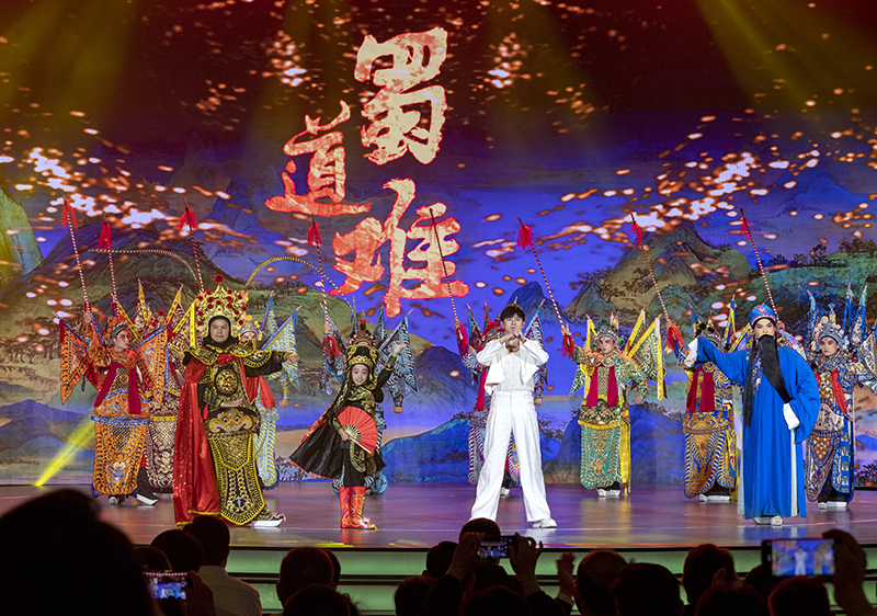 2023年10月13日，成都，“把青春華章寫(xiě)在祖國大地上”大思政課網(wǎng)絡(luò )主題宣傳和互動(dòng)引導活動(dòng)在四川大學(xué)舉行。