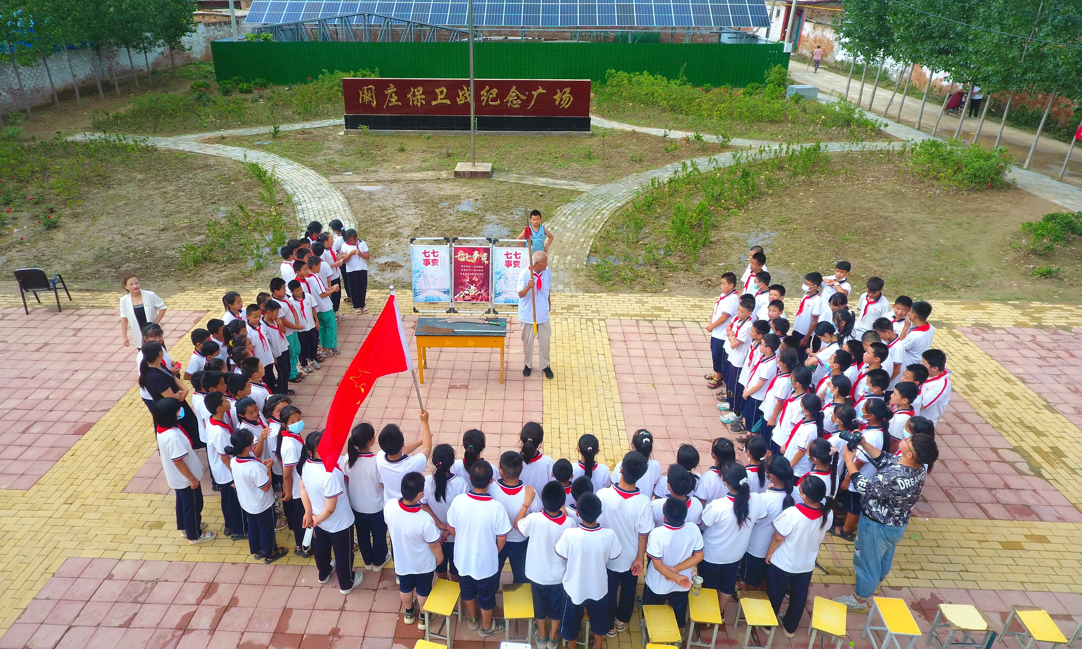 2022年7月6日，山東省聊城市，在茌平區菜屯鎮闞莊村的闞莊保衛戰紀念廣場(chǎng)，闞莊保衛戰親歷者王光木老人，為小學(xué)生們講述抗戰故事，展示大刀、長(cháng)矛。