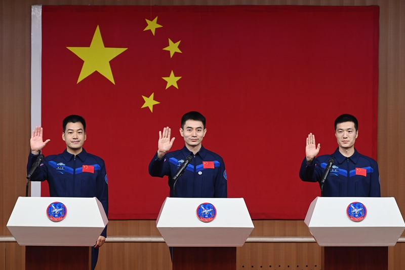2024年月24日，神舟十八號載人飛行任務(wù)航天員葉光富（中）、李聰（右）、李廣蘇在酒泉衛星發(fā)射中心問(wèn)天閣與媒體記者集體見(jiàn)面。