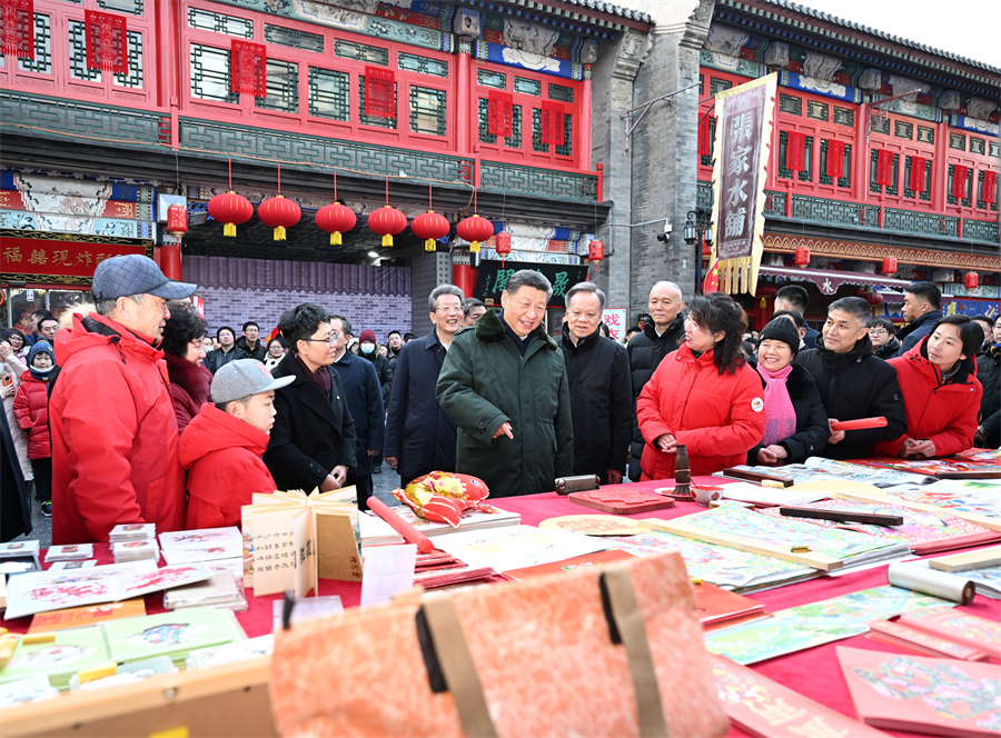 2024年2月1日下午，習近平在天津古文化街考察時(shí)，同店鋪員工和現場(chǎng)群眾互動(dòng)交流。新華社記者 謝環(huán)馳 攝