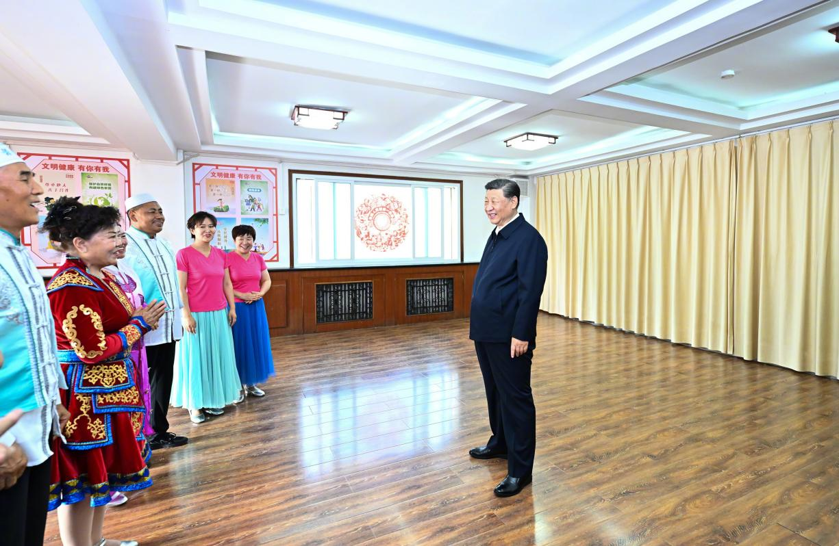 6月19日下午，習近平總書(shū)記在銀川市金鳳區長(cháng)城花園社區活動(dòng)室考察時(shí)，同社區居民親切交流。