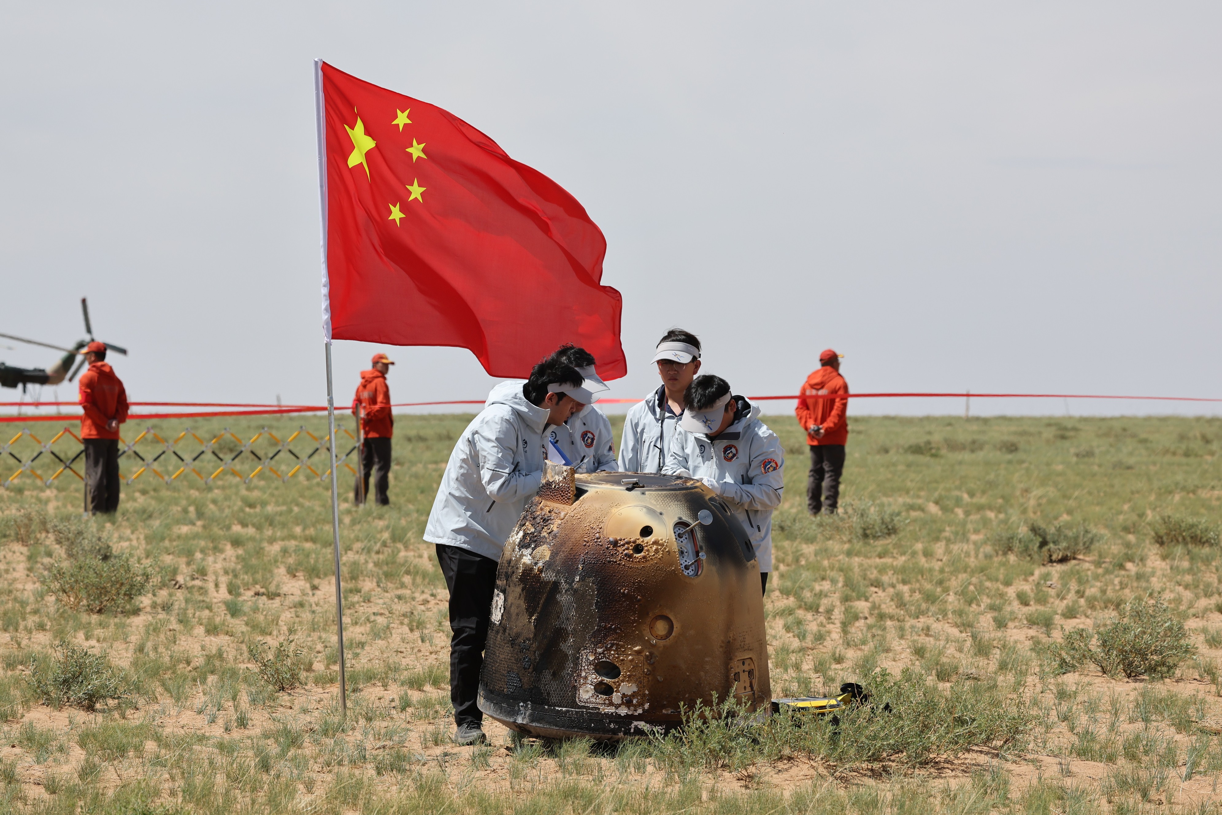 6月25日拍攝的嫦娥六號返回器回收現場(chǎng)。