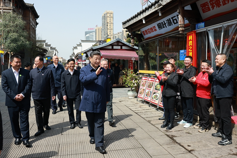 2024年3月19日上午，習近平在常德河街考察時(shí)，同店主和游客親切交流。新華社記者 王曄 攝