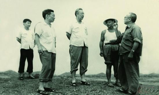 1978年8月，習仲勛（左三）在廣東惠陽(yáng)農村調研。在清華大學(xué)讀書(shū)的習近平（左一）利用暑假時(shí)間參加社會(huì )實(shí)踐，隨同父親一起下鄉。