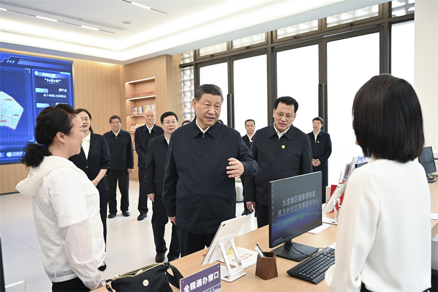 2024年4月22日至24日，中共中央總書(shū)記、國家主席、中央軍委主席習近平在重慶考察。這是22日下午，習近平在九龍坡區謝家灣街道民主村社區考察。新華社記者 謝環(huán)馳 攝