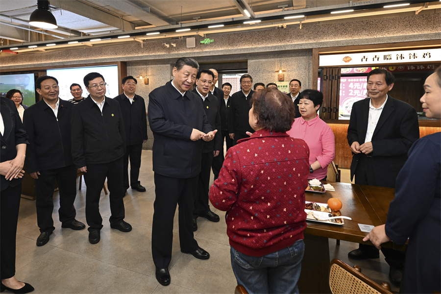 2024年4月22日下午，習近平在九龍坡區謝家灣街道民主村社區考察時(shí)，同正在社區食堂就餐的群眾親切交流。新華社記者 謝環(huán)馳 攝