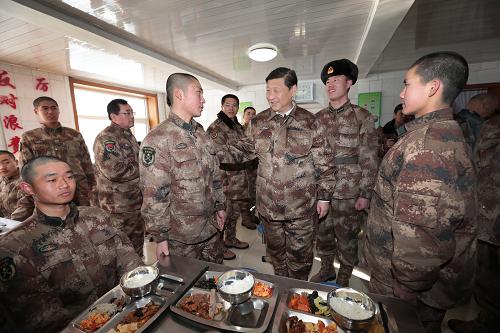 2014年1月26日中午，習近平來(lái)到連隊食堂，同戰士們一起用餐。新華社記者 李剛 攝
