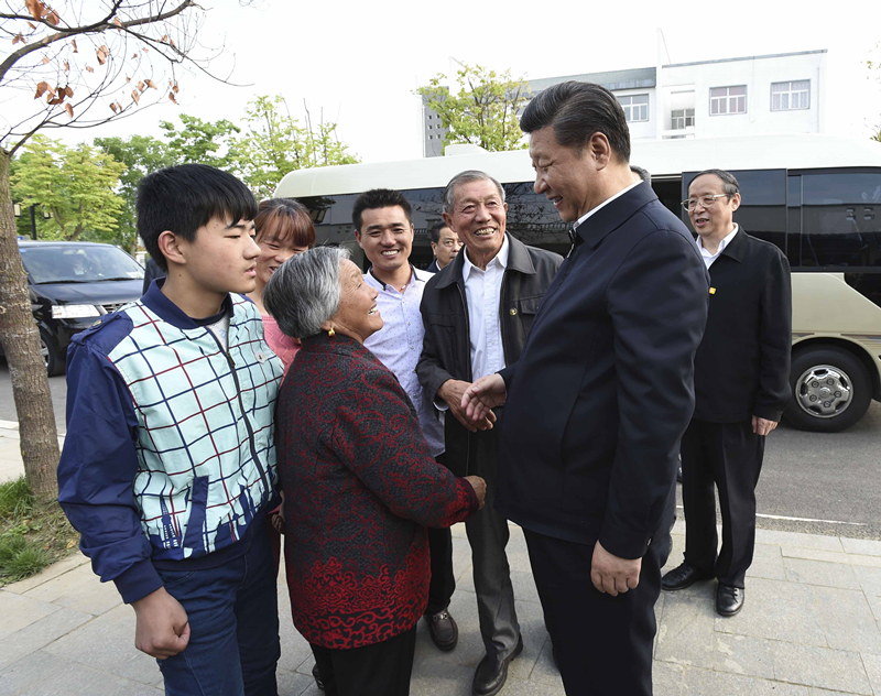 2016年4月25日，習近平在安徽省滁州市鳳陽(yáng)縣小崗村看望當年大包干帶頭人嚴金昌（右三）一家。